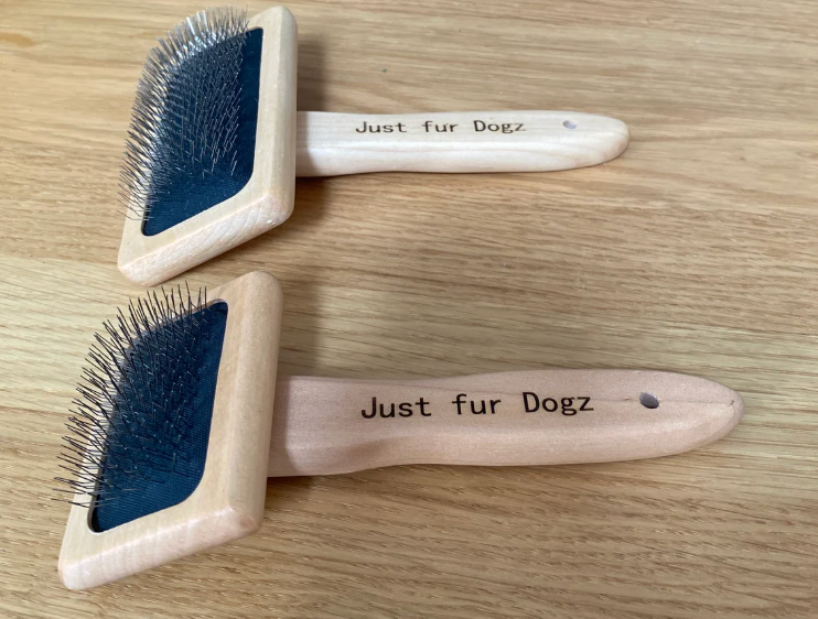 Slicker grooming brush