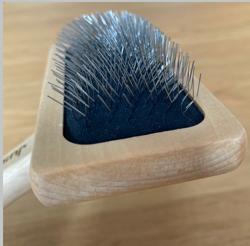 Slicker grooming brush